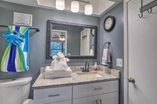 Peaceful Largo Townhome With Screened-in Patio!