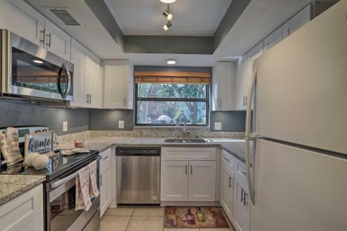 Peaceful Largo Townhome With Screened-in Patio!