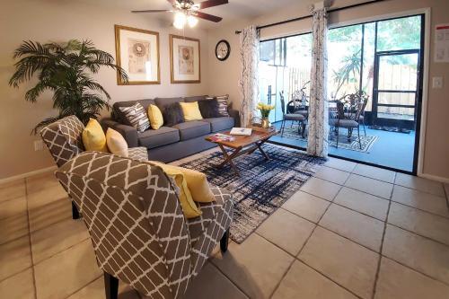 Peaceful Largo Townhome With Screened-in Patio!