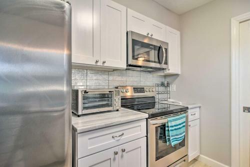 Chic Largo Escape With Grill About 3 Mi To Beach!