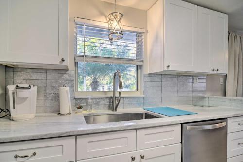 Chic Largo Escape With Grill About 3 Mi To Beach!