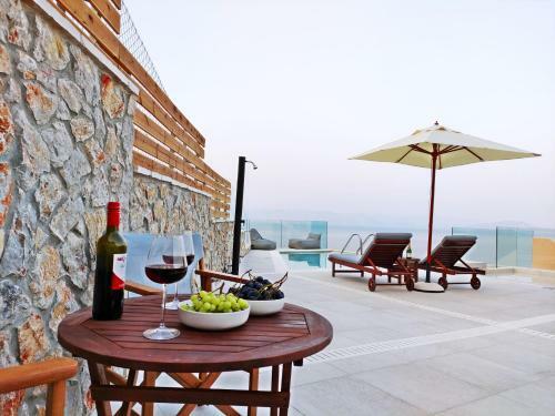 Villa Sea & Cliff Luxury Suites By Corfuescapes