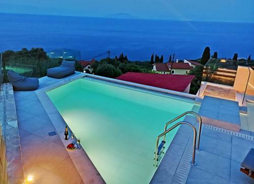 Villa Sea & Cliff Luxury Suites By Corfuescapes