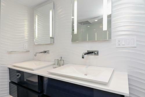 Luxury Beachfront Condo In Prime South Beach