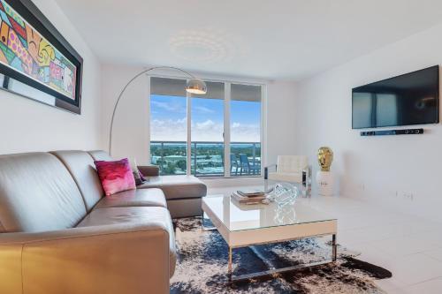 Luxury Beachfront Condo In Prime South Beach
