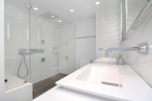 Luxury Beachfront Condo In Prime South Beach