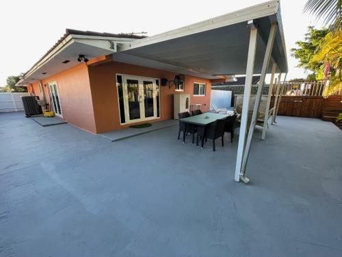 Cozy Mia Airport Pool Home
