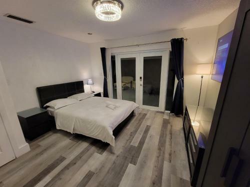 Cozy Mia Airport Pool Home