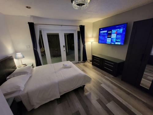 Cozy Mia Airport Pool Home
