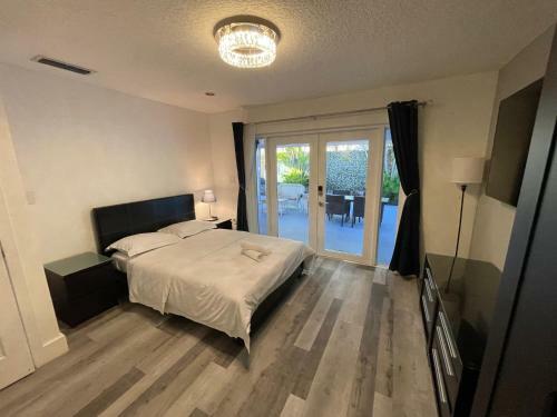Cozy Mia Airport Pool Home