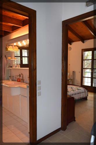 Seaside Villa In Alikes, Chalkida