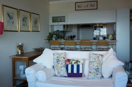 Apartment W Stunning View - Marina - Free Parking & AC