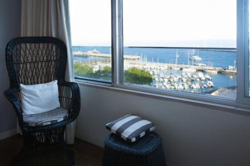 Apartment W Stunning View - Marina - Free Parking & AC