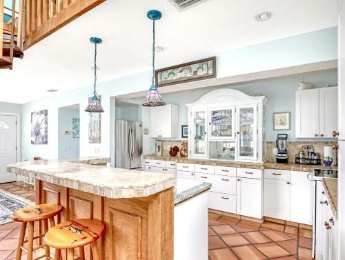 Tropical Chalet! 3 King Br! 3 Patios! Charming & Private