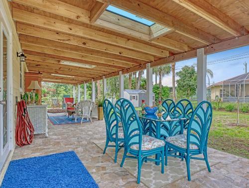 Tropical Chalet! 3 King Br! 3 Patios! Charming & Private