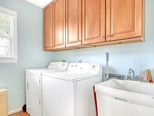 Tropical Chalet! 3 King Br! 3 Patios! Charming & Private