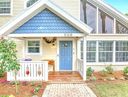 Tropical Chalet! 3 King Br! 3 Patios! Charming & Private