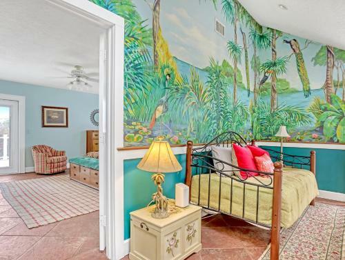 Tropical Chalet! 3 King Br! 3 Patios! Charming & Private