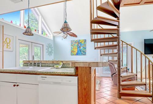 Tropical Chalet! 3 King Br! 3 Patios! Charming & Private