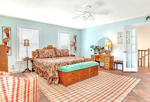 Tropical Chalet! 3 King Br! 3 Patios! Charming & Private