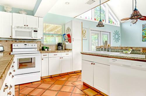 Tropical Chalet! 3 King Br! 3 Patios! Charming & Private