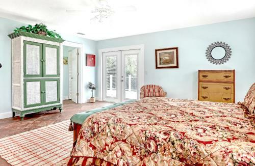 Tropical Chalet! 3 King Br! 3 Patios! Charming & Private