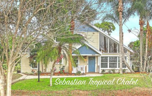 Tropical Chalet! 3 King Br! 3 Patios! Charming & Private