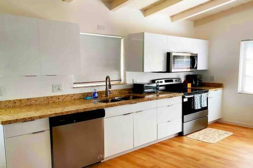 Cheerful 3 Bedrooms Home Two Minutes Walk To Beach