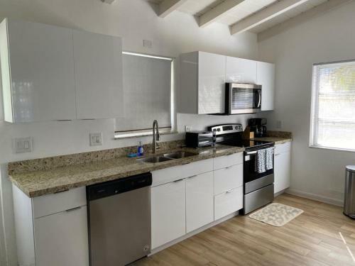 Cheerful 3 Bedrooms Home Two Minutes Walk To Beach