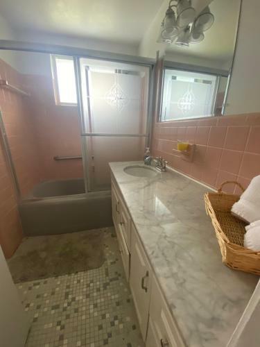 Cheerful 3 Bedrooms Home Two Minutes Walk To Beach