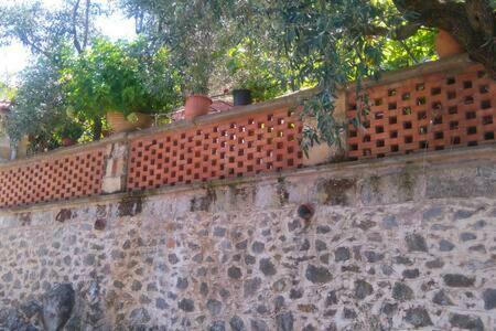 Isida's Traditional Stone House With Inside Yard