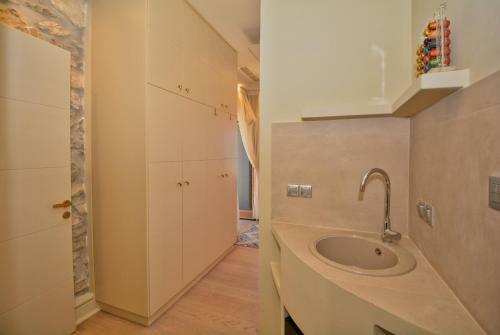 Sea-front Jacuzzi & Garden Luxury Rock Villa Ermioni
