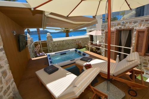 Sea-front Jacuzzi & Garden Luxury Rock Villa Ermioni
