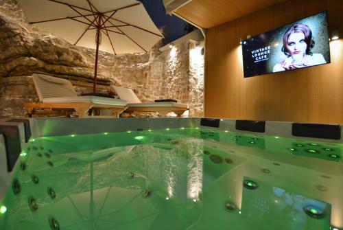 Sea-front Jacuzzi & Garden Luxury Rock Villa Ermioni