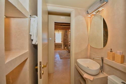 Sea-front Jacuzzi & Garden Luxury Rock Villa Ermioni