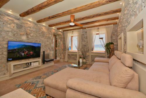 Sea-front Jacuzzi & Garden Luxury Rock Villa Ermioni