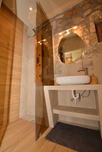 Sea-front Jacuzzi & Garden Luxury Rock Villa Ermioni