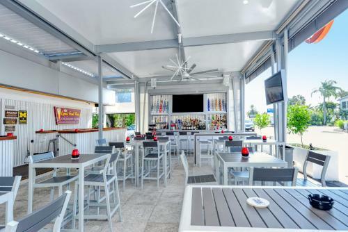Walk To Beach, Restaurants, Shopping/hot Tub!
