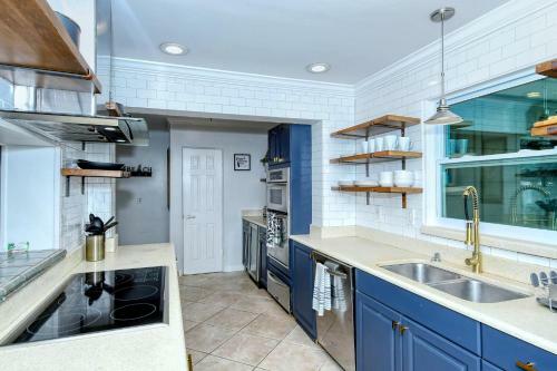 Walk To Beach, Restaurants, Shopping/hot Tub!