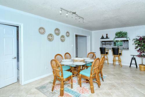 Walk To Beach, Restaurants, Shopping/hot Tub!