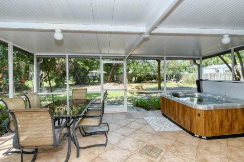 Walk To Beach, Restaurants, Shopping/hot Tub!