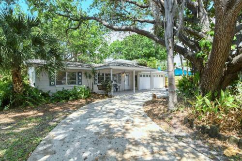 Walk To Beach, Restaurants, Shopping/hot Tub!