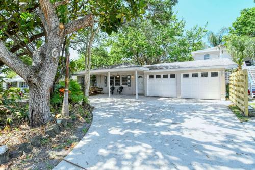 Walk To Beach, Restaurants, Shopping/hot Tub!