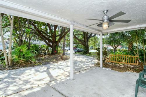 Walk To Beach, Restaurants, Shopping/hot Tub!