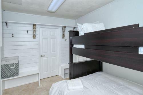 Walk To Beach, Restaurants, Shopping/hot Tub!