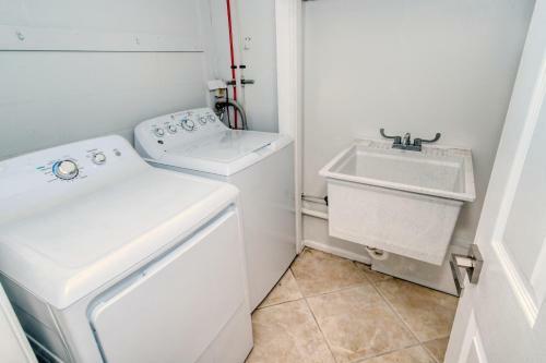 Walk To Beach, Restaurants, Shopping/hot Tub!