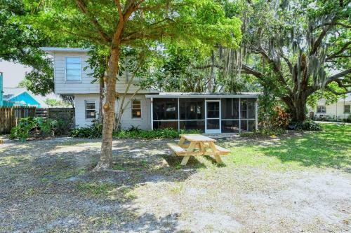 Walk To Beach, Restaurants, Shopping/hot Tub!