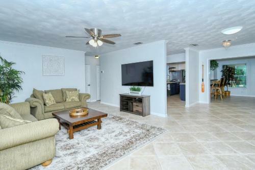 Walk To Beach, Restaurants, Shopping/hot Tub!