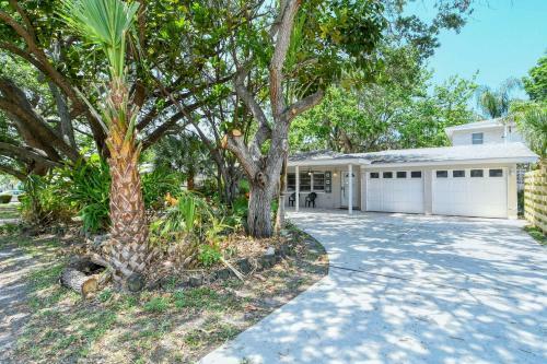 Walk To Beach, Restaurants, Shopping/hot Tub!