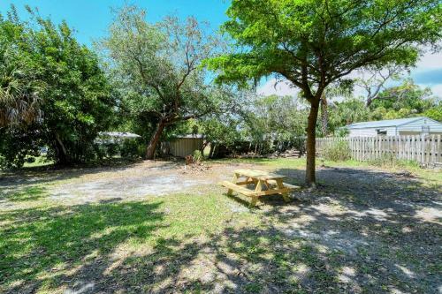 Walk To Beach, Restaurants, Shopping/hot Tub!